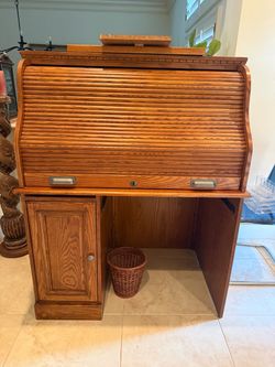 Wood desk with roll top, lock and keys