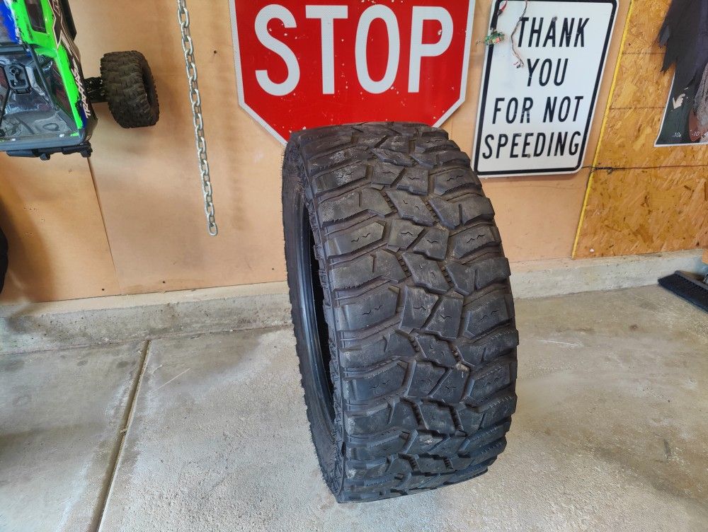 Cooper Discoverer STT Pro 325 50 22 tire