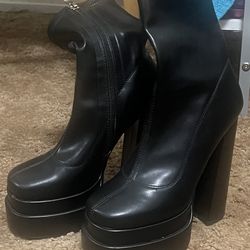 Brand 🆕 Condition. Women Black Color Leather boot👢