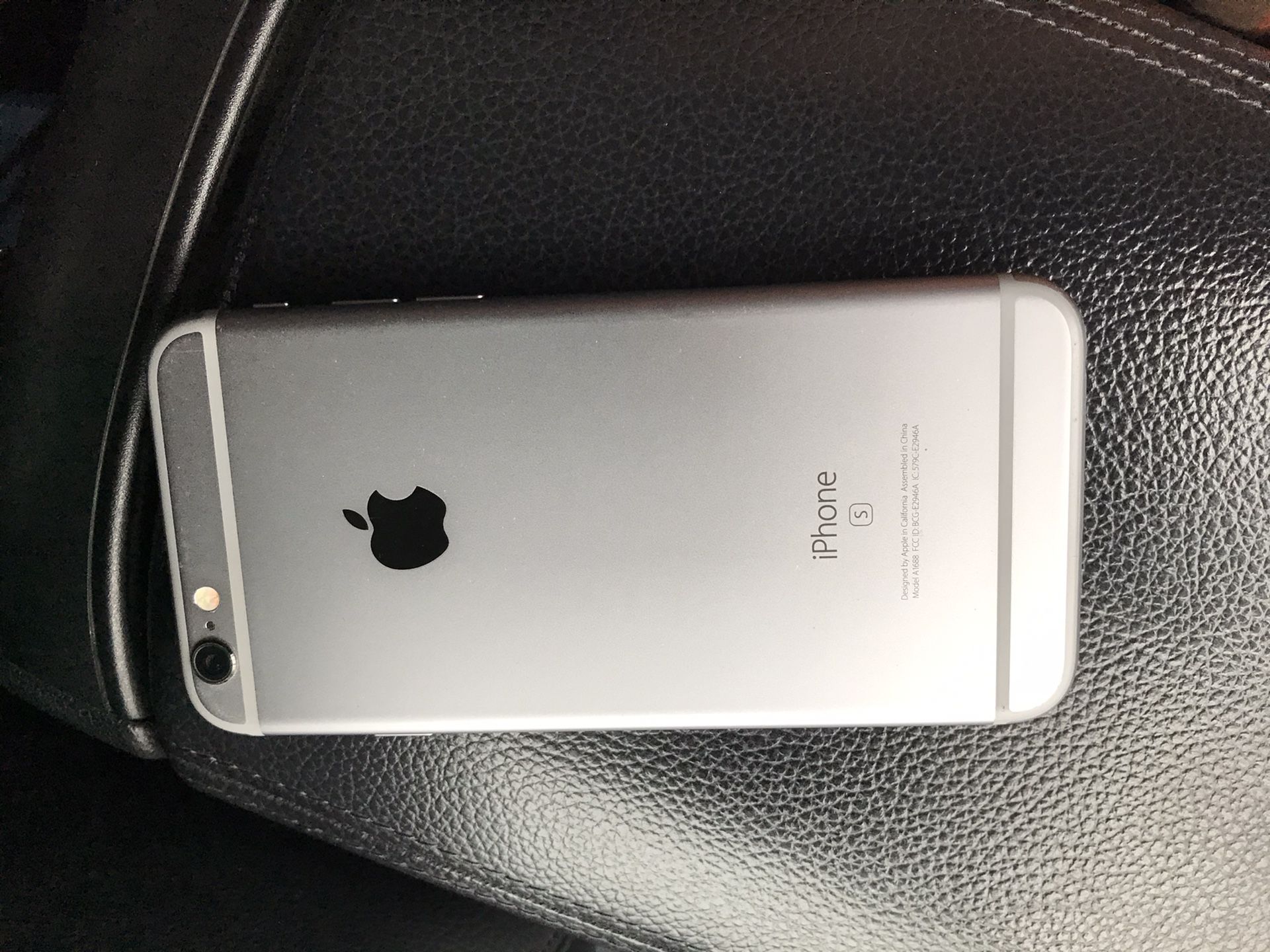 iPhone 6s 32 gb with screen protector and case (Boost Mobile)