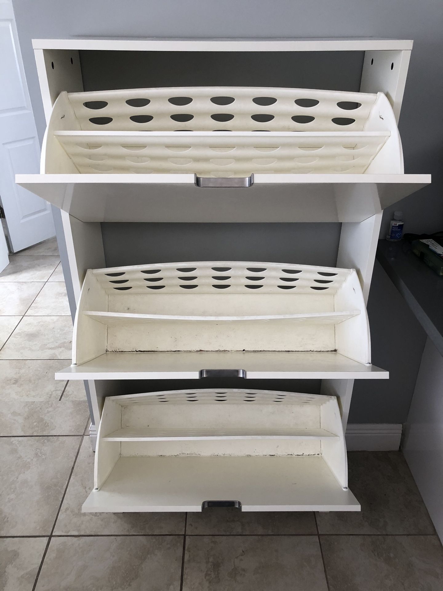 2 Zapateras IKEA , Cada una 50 $ , ( altura 59”, largo 31” y ancho 12”)
