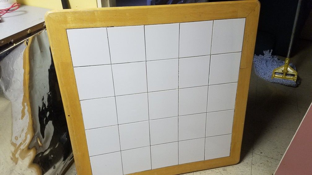 Dinning table.good condition