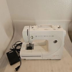Bernina Bernette 65 Sewing Machine + Foot Pedal & Cover