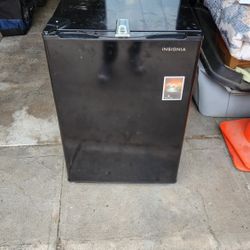 INSIGNIA Mini Fridge 