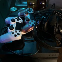 PS4 2 controllers and headset 