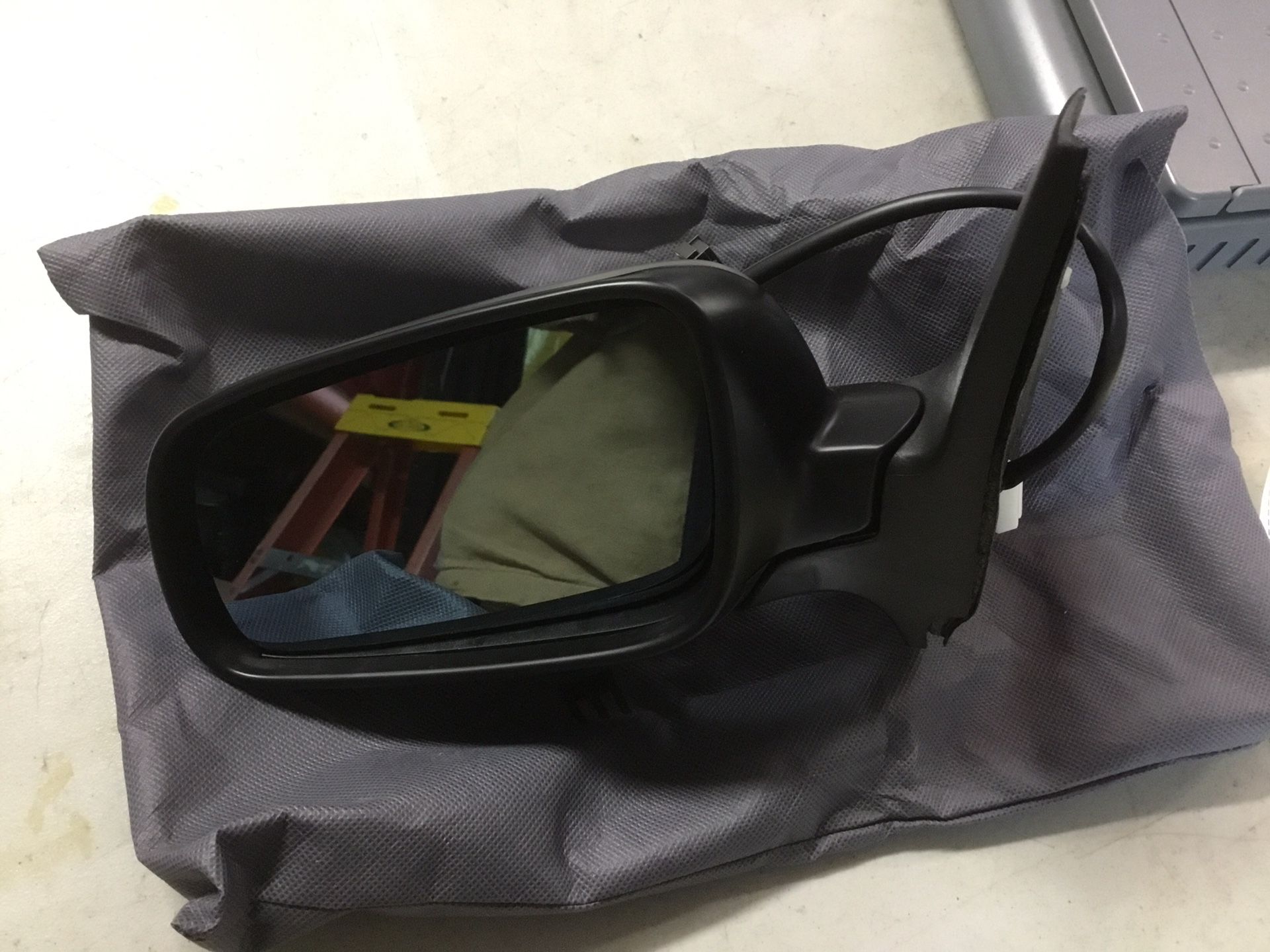 VW REPLACEMENT DRIVERS SIDE MIRROR. HEATED ,