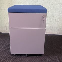 Mobil Pedestal With Couch Cushions