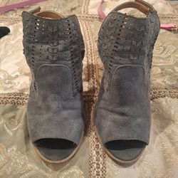 Elegant, beautiful sandals.