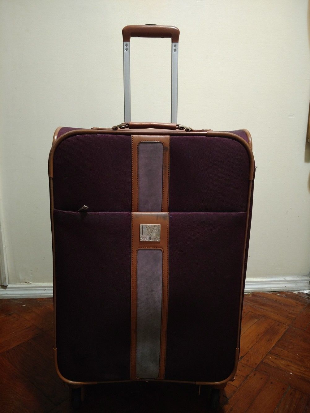 Rolling luggage suitcase