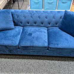 BLUE VELVET TUFTED COUCH / SOFA. ⬇️SEE DESCRIPTION BELOW