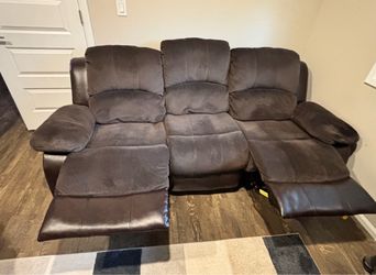 3-Seater Sofa with 2 Manual Recliners – Excellent Condition – Pet/Smoke-Free