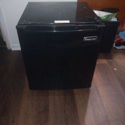  Mini Refrigerador Magic Chef Color Negro