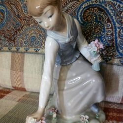 Lladro Retired Figurine #1172 “Girl Gathering  Flowers” No-Box