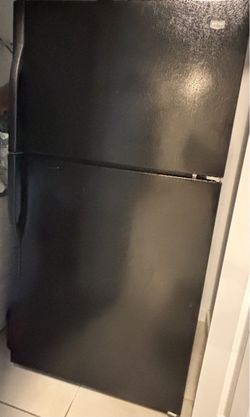 Maytag Top-Freezer Refrigerator Black