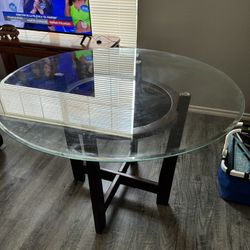 Circle Glass Breakfast Table (46in Diameter) 