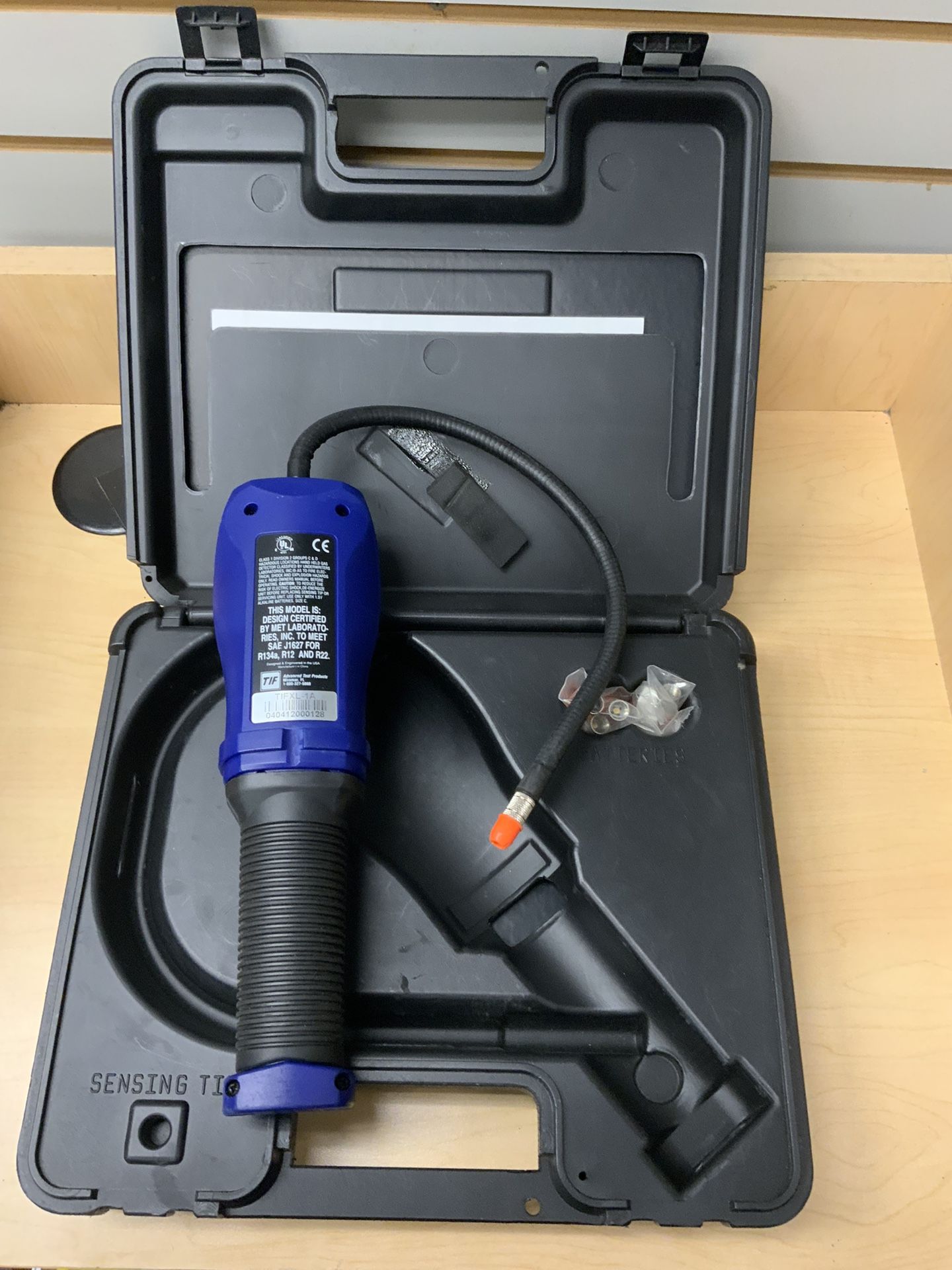 TIF XL-1A Refrigerant Leak Detector w/ Hard Case & Sensing Tip