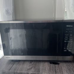 Panasonic 1.3 cu.ft. Countertop Microwave Oven