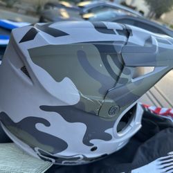 Fox V1 Dirtbike Helmet