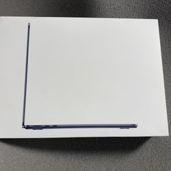 MacBook Air (2024) 13-inch - Apple M3 8-core and 8-core GPU - 8GB RAM - SSD 256GB