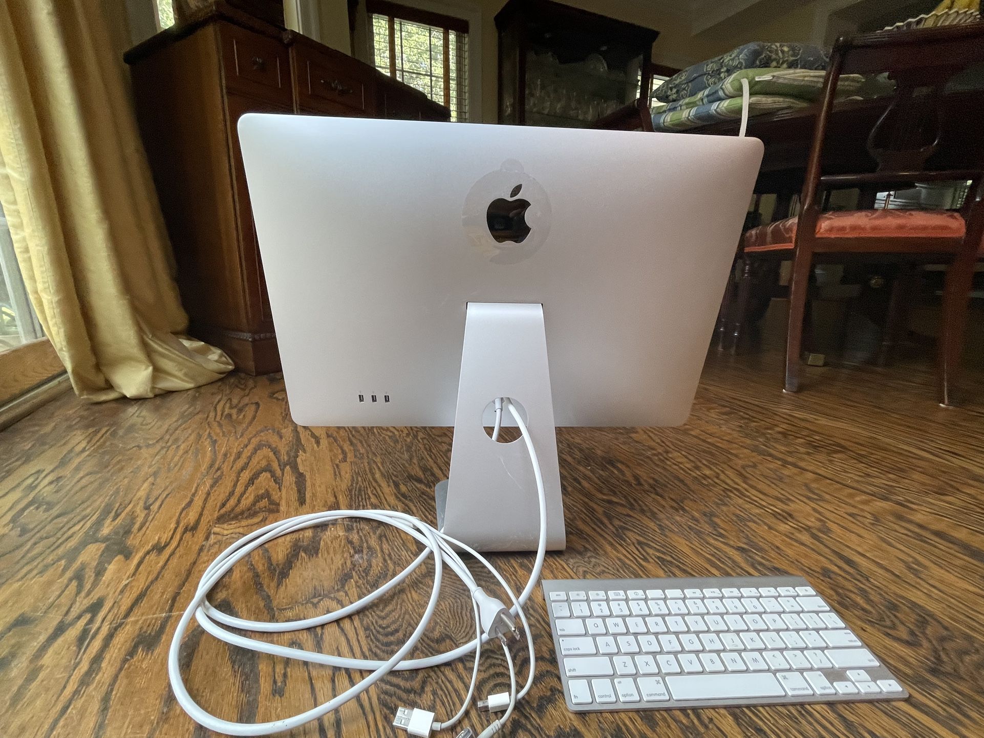 Apple 24" Cinema Display A1267 & Keyboard