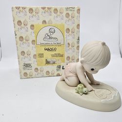 Precious Moments LOVE LETTERs In The Sand Porcelain Girl Figurine 5" 1996 Beach

Excellent Pre-owned condition,  no flaws

Comes with original box

19