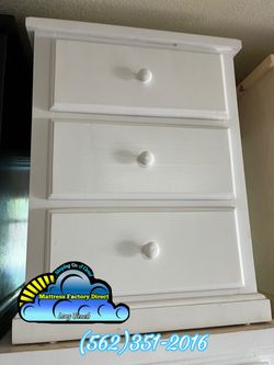 White three drawer nightstand chest Pino Nuevo