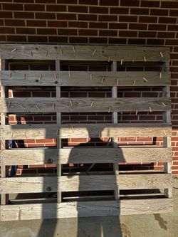 Pallet for hanging pictures
