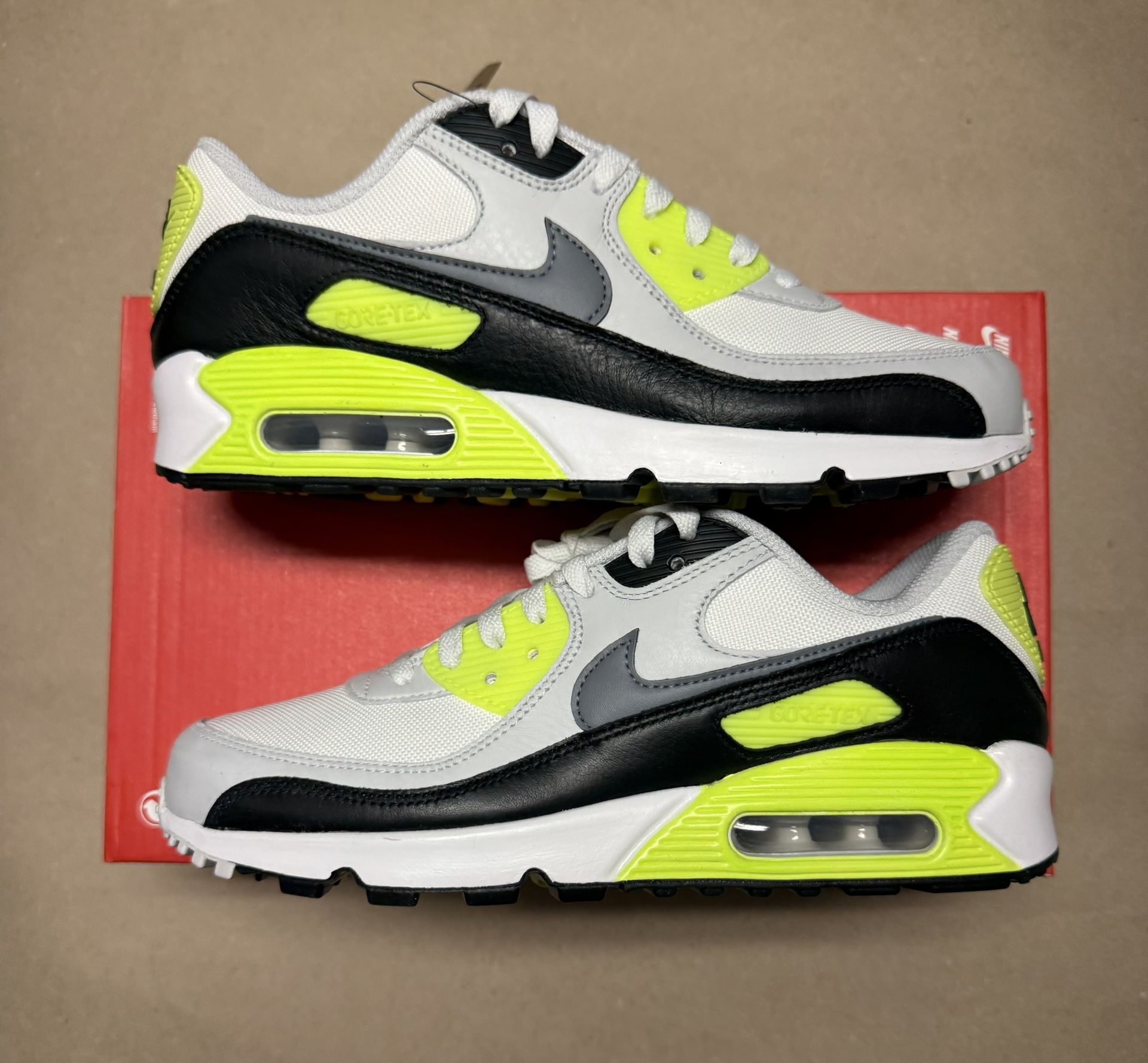 Nike Air Max 90 GTX Gore Tex Volt Nike size 7 men’s running shoes NEW!