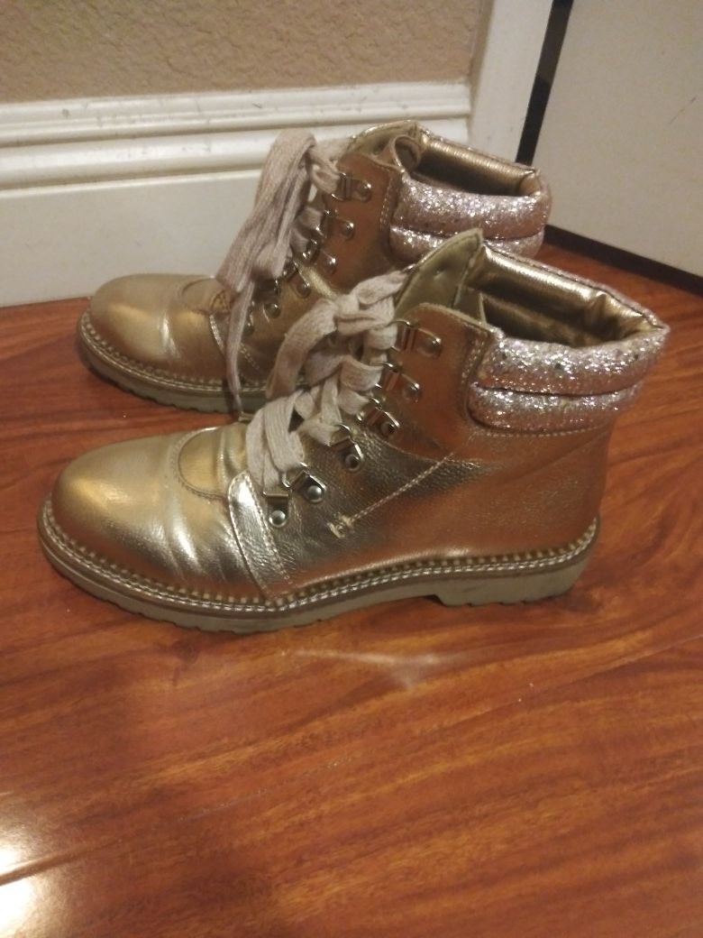 Size 8.5 dirty laundry mettalic boot