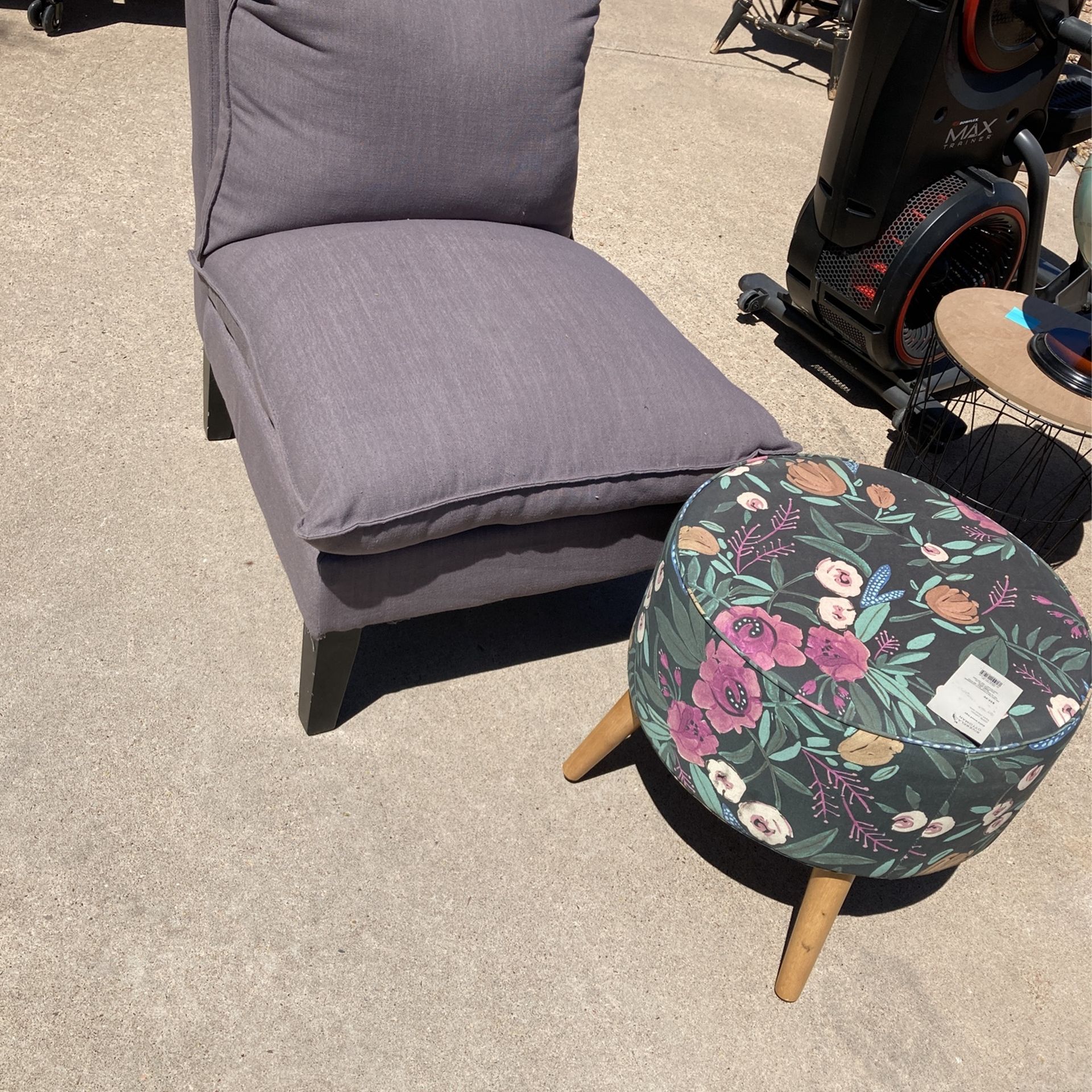 Set If 2 Accent Chairs And Ottomans