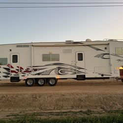 08 Weekend Warrior toy hauler FTL 4005 Full Throttle 40ft long 5th wheel trailer
