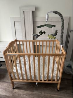 Foldable crib with cushion