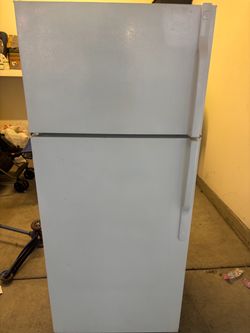 Ge White Top-Freezer Refrigerator $200 Free Delivery