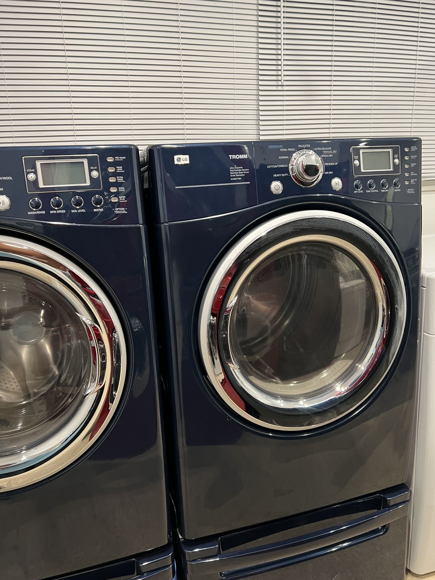 LG Washer And dryer set With Pedestal