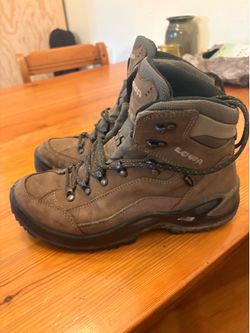 Lowa hiking boots size 8 1/2 women’s / 7 men
