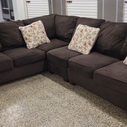 Sectional Couch (I CAN DELIVER)