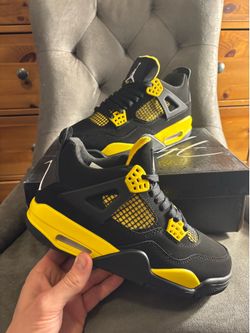 Yellow Thunder Jordan 4s Size 8 Men’s