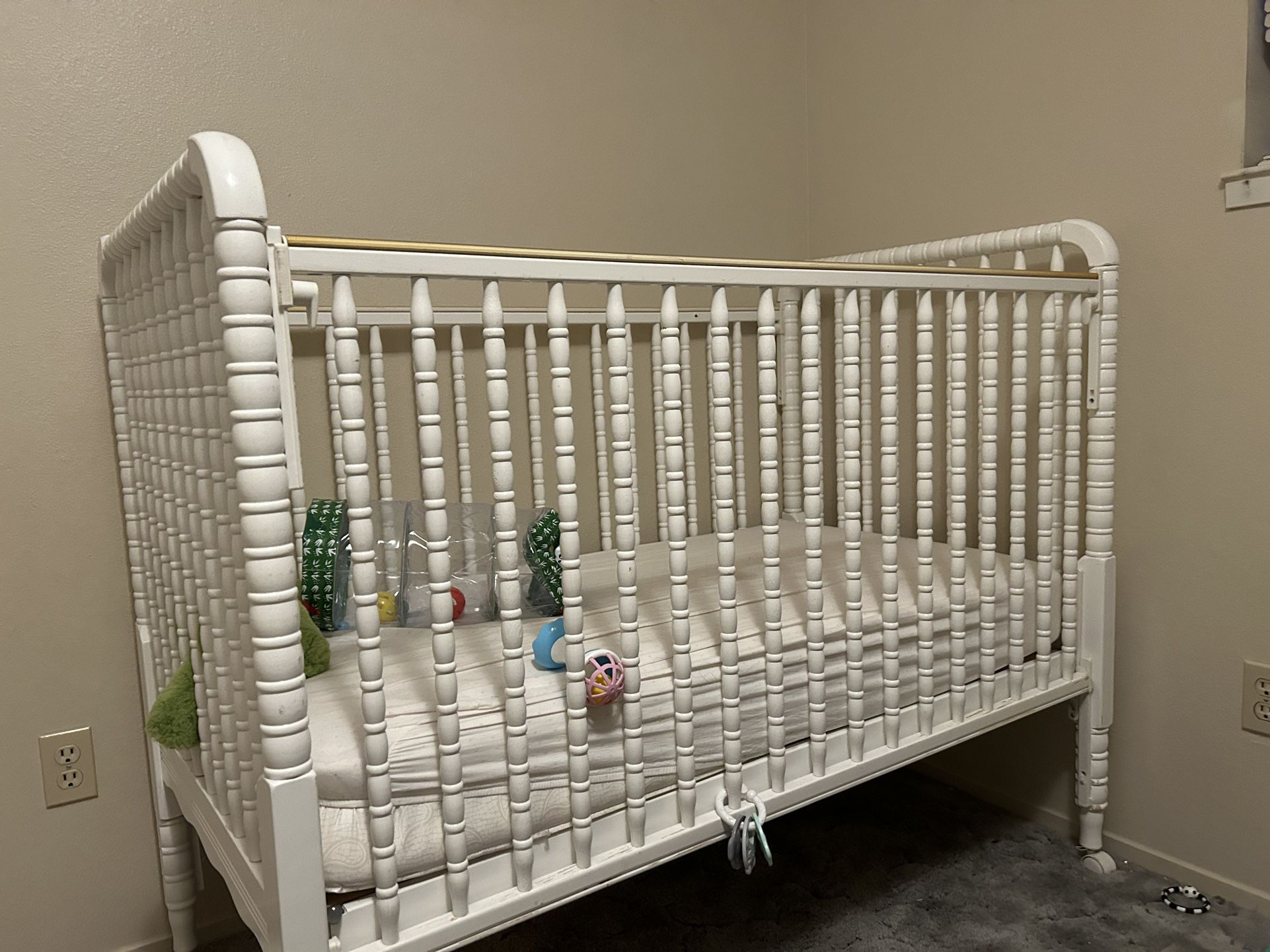 Baby Crib With Mattress 