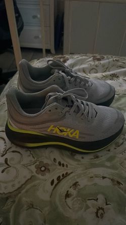 Tennis shoes