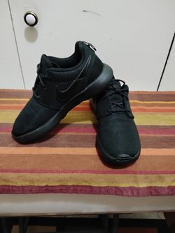 Very Nice Black Nike Shoes Size (2.5Y) Located In Reedley 