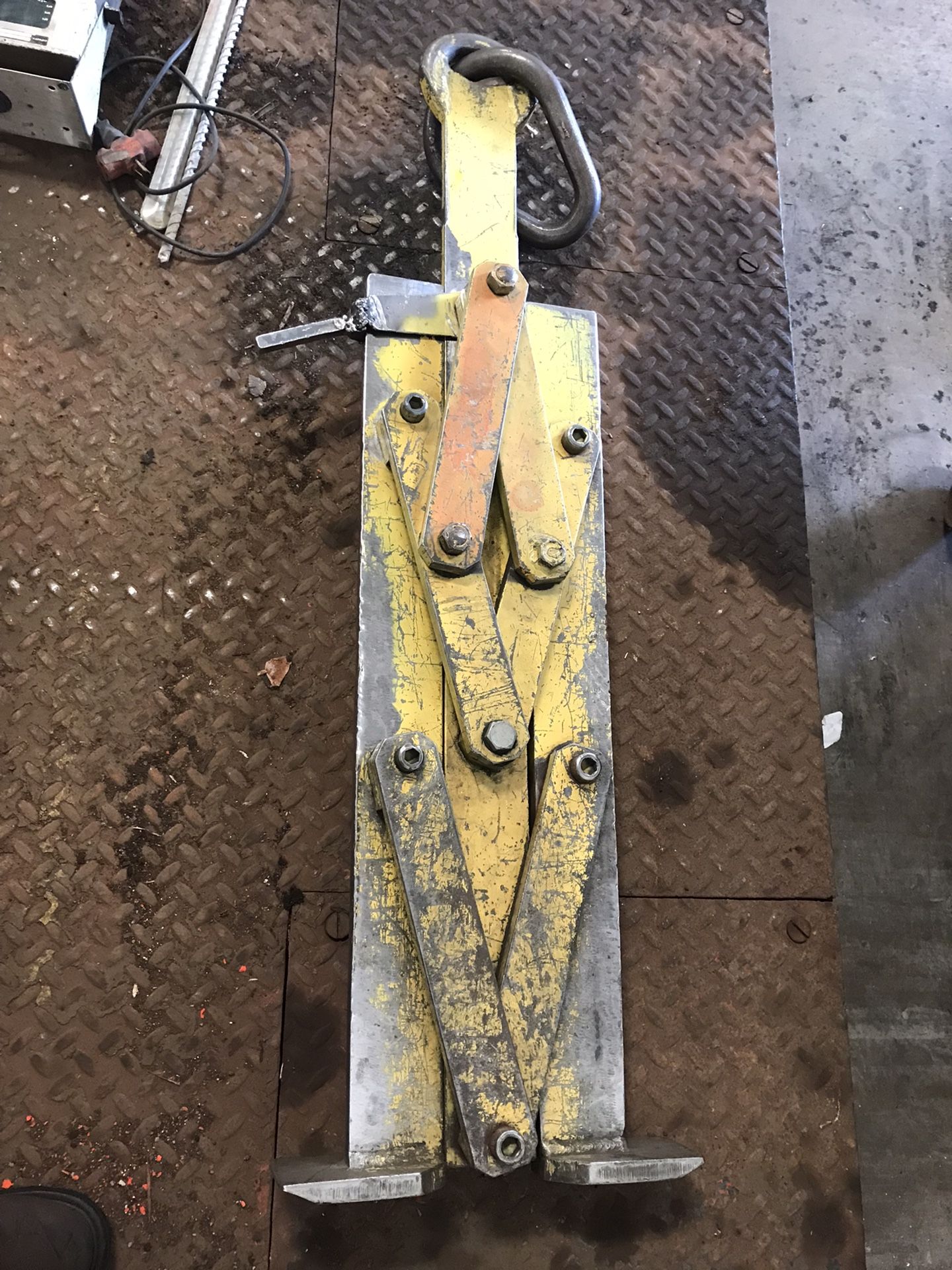 Vertical coil grabber lifter