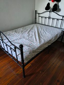 Cama full no mattress
