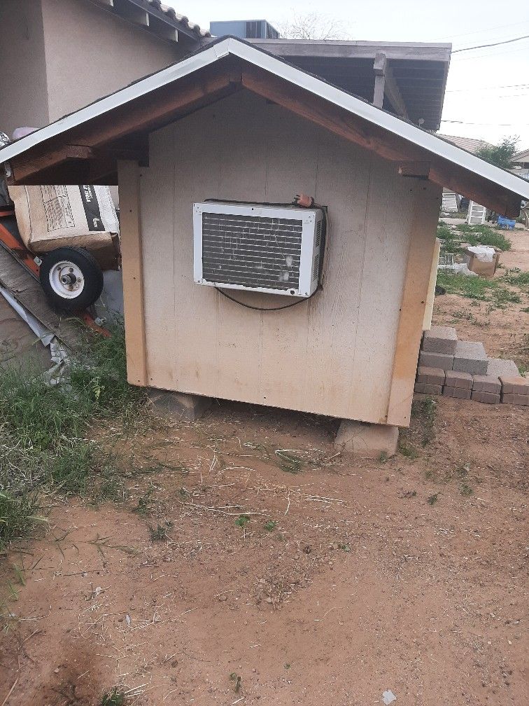 DOG HOUSE (XL) WITH A/C AND WINDOW 