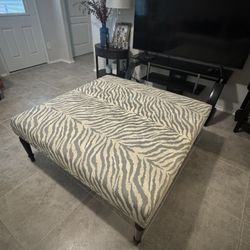 Ethan Allen 4ft Ottoman Table