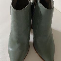 Boots - Mint Condition - Ankle height - 8