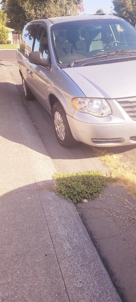 2005 Chrysler Town & Country