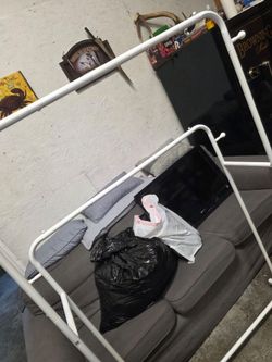 Clothes hanging rack