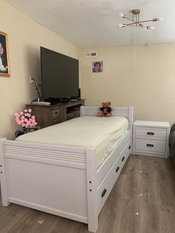 Cama con gavetas abajo, 1 mesa de noche y colchón