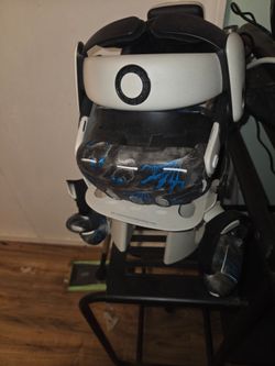 Meta Quest 3 VR Headset with Controllers and extra battery headset
