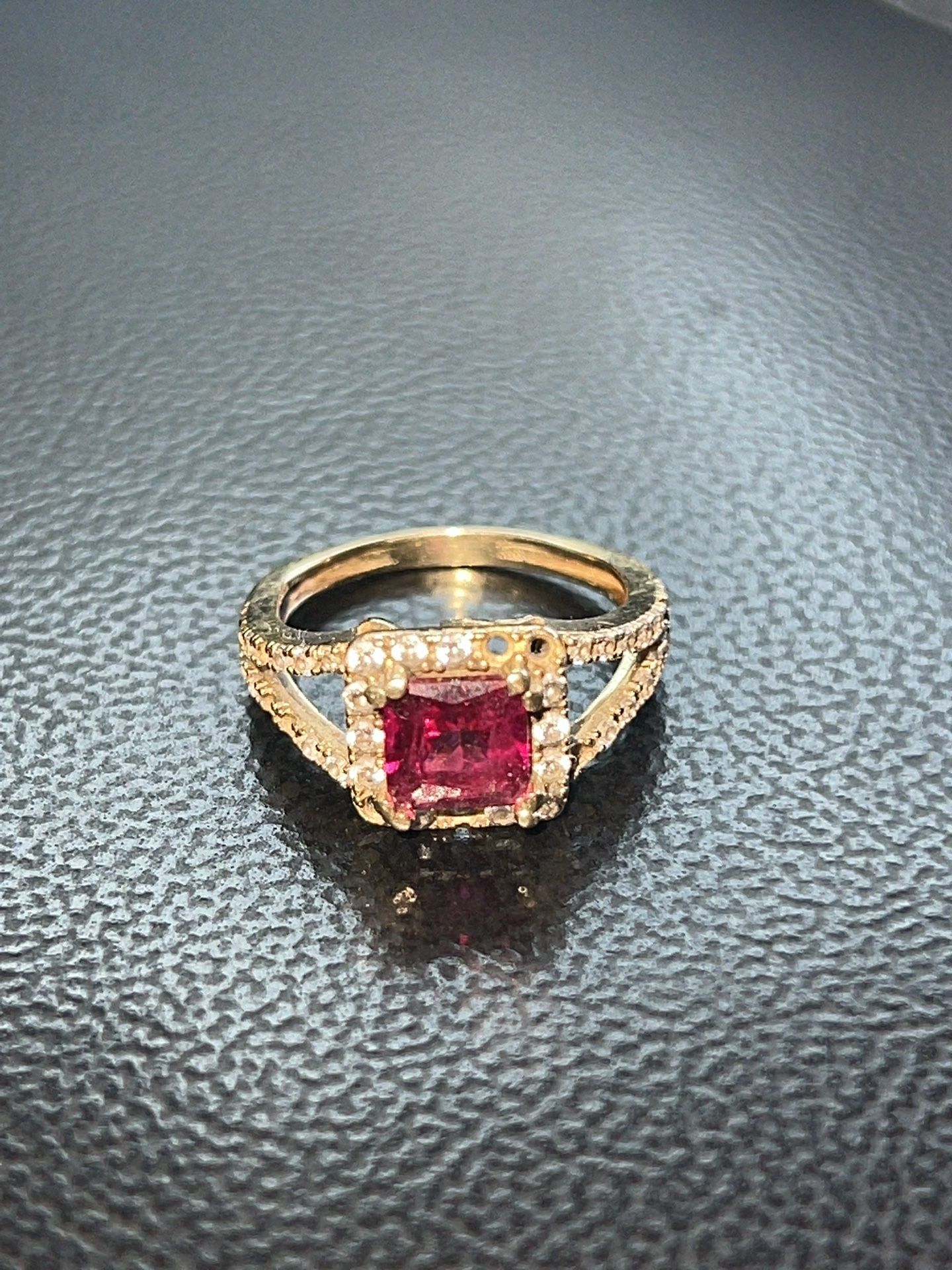 Yellow Gold Ring With Red Stone 